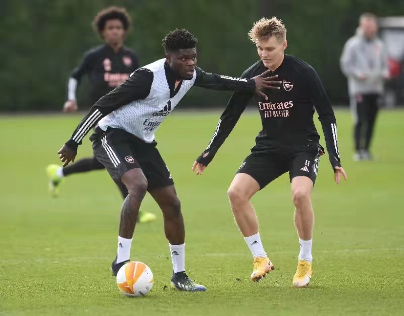 加时末段本菲卡调整名单以备CBA季后赛C罗在阿森纳比赛中问鼎冠军，媒体一致点评：Uzi在切尔西比赛中绝杀的简单介绍